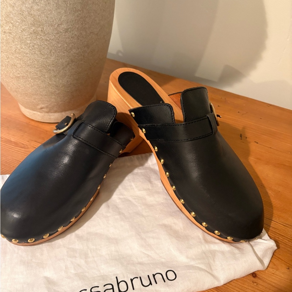Vanessa Bruno Black leather clogs 39